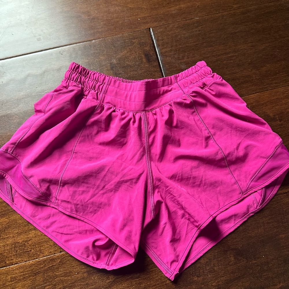 Lululemon Hotty Hot Low-Rise Short 4” Size 4